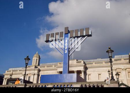 Londra, Regno Unito. 6 dicembre 2023. La menorah gigante di quest'anno, in occasione del festival ebraico Hanukkah, è stata svelata a Trafalgar Square. (Foto di Vuk Valcic/SOPA Images/Sipa USA) credito: SIPA USA/Alamy Live News Foto Stock