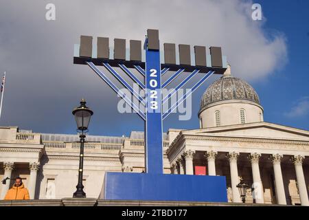 Londra, Regno Unito. 6 dicembre 2023. La menorah gigante di quest'anno, in occasione del festival ebraico Hanukkah, è stata svelata a Trafalgar Square. (Foto di Vuk Valcic/SOPA Images/Sipa USA) credito: SIPA USA/Alamy Live News Foto Stock