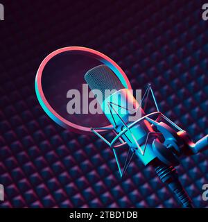 Microfono per registrazione Studio di alta qualità con filtro Pop nelle luci al neon Foto Stock