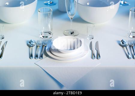 Sofisticato tavolo da pranzo con cristalleria bianca China Crystal Foto Stock