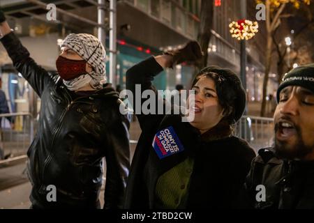 NEW York, NEW YORK - 5 DICEMBRE: Centinaia di sostenitori pro-palestinesi si riuniscono per protestare contro l'amministrazione della posizione della City University of New York (CUNY) sull'incessante bombardamento israeliano di civili a Gaza presso l'Ufficio Cancellieri della CUNY il 5 dicembre 2023 a New York City. Gli attivisti pro-palestinesi si unirono agli ex studenti, alcuni vestiti in berretto e abiti, per una "cerimonia di denuncia" che chiedeva a tutti gli ex-alunni di esercitare pressioni sull'amministrazione affinché ponesse fine al silenzio nella guerra in corso tra Israele e Hamas. Le proteste per un cessate il fuoco permanente continuano in tutto il mondo mentre Israele si intensifica Foto Stock