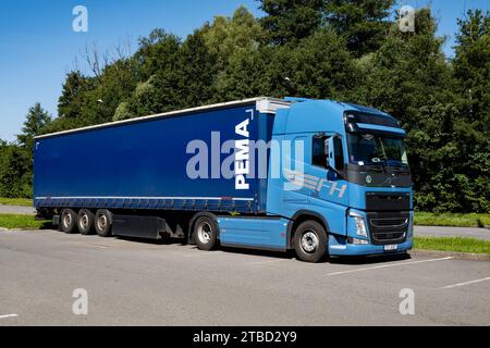 HAVIROV, REPUBBLICA CECA - 11 AGOSTO 2023: Veicolo Volvo FH 460 della società di trasporti Pema parcheggiato per riposo obbligatorio Foto Stock