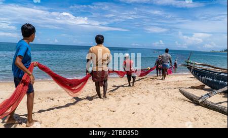 Pescatori sulla spiaggia dello Sri Lanka orientale Foto Stock