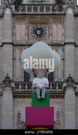 Parigi, Francia - 12 06 2023: Veduta di una scultura di fronte alla chiesa di Saint-Germain-l'Auxerrois Foto Stock