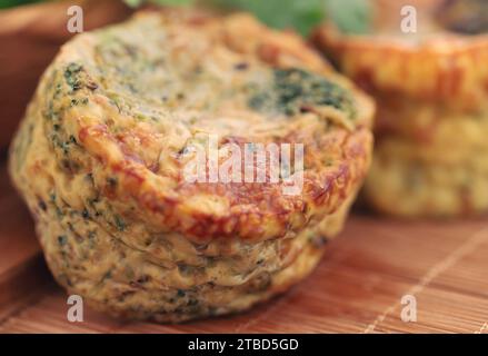 Muffin alle uova di verdure appena preparato Foto Stock