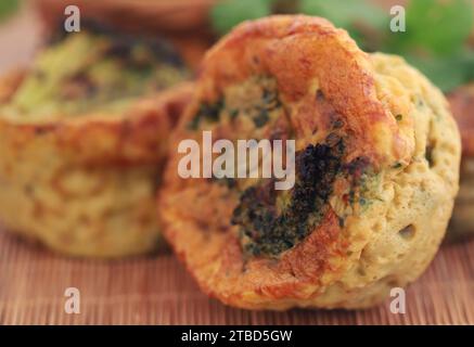 Muffin alle uova di verdure appena preparato Foto Stock