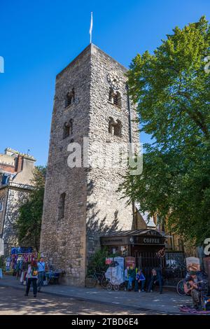 St Michael at the North Gate, l'edificio più antico di Oxford, una torre sassone in Cornmarket Street a Oxford City Centre, Oxfordshire, Inghilterra, Regno Unito Foto Stock