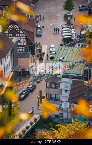 Strada con gru attraverso la città, Calw, Foresta Nera, Germania Foto Stock