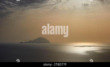 Santa Marina Salina, alba, sorge dietro Panarea, Salina, Isole Eolie, Sicilia, Italia Foto Stock