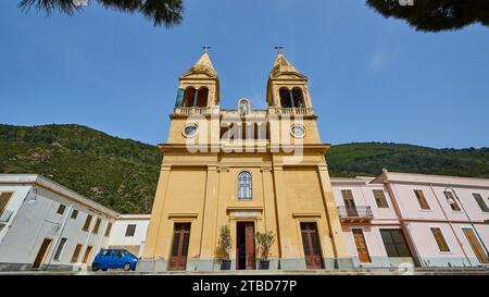 Grandangolo, obliquo dal basso, facciata color ocra, due torri ecclesiastiche, Santuario della Madonna del Terzito, Chiesa, Chiesa, Valdichiesa Foto Stock