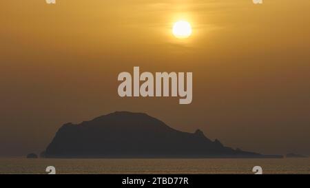 Santa Marina Salina, alba, alba dietro Panarea, isola Panarea vicino, Salina, Isole Eolie, Sicilia, Italia Foto Stock