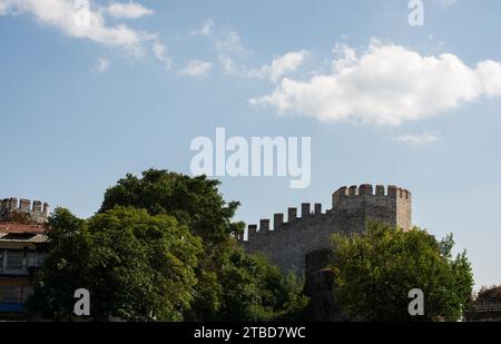 Le antiche mura della città di Costantinopoli ad Istanbul in Turchia Foto Stock