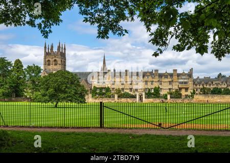 Merton College, Università di Oxford, con campanile della Merton College Chapel sulla sinistra nel centro di Oxford, Oxfordshire, Inghilterra, Regno Unito Foto Stock