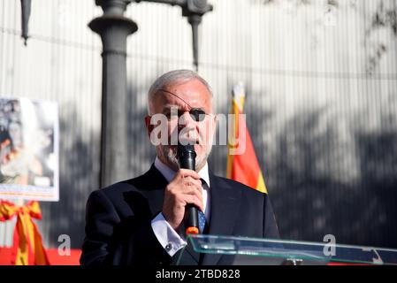 Javier Esparza giornalista legge un messaggio da Alejo Vidal Cuadras, il politico che ha recentemente subito un attacco a Madrid, durante il 45° anniversario della Costituzione spagnola a Tarragona. Circa duecento persone si riuniscono a Tarragona per commemorare il 45° anniversario della Costituzione spagnola e denunciare l'ostilità del presidente del governo spagnolo Pedro Sanchez. Convocato da entità civili come "impulso Ciudadano", "Convivencia Civica Catalana", tra gli altri, rappresentanti politici come Ignacio Garriga Segretario generale della VOX, Alejandro Fernandez Presidente Foto Stock