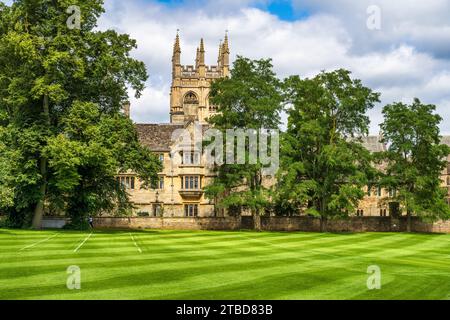 Merton College, Università di Oxford, con campanile della Merton College Chapel in background a Oxford City Centre, Oxfordshire, Inghilterra, Regno Unito Foto Stock