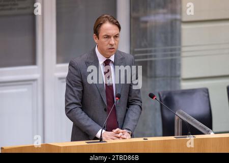 Bruxelles, Belgio. 6 dicembre 2023. Sam Van Rooy di Vlaams Belang è raffigurato durante una sessione plenaria del Parlamento fiammingo, mercoledì 06 dicembre 2023 a Bruxelles. BELGA PHOTO JONAS ROOSENS Credit: Belga News Agency/Alamy Live News Foto Stock