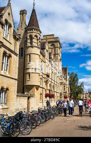 Biciclette parcheggiate accanto al Balliol College, Università di Oxford, in Broad Street a Oxford City Centre, Oxfordshire, Inghilterra, Regno Unito Foto Stock