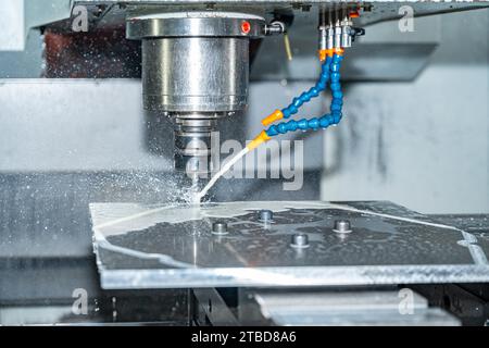 Primo piano di una moderna fresatrice cnc che taglia uno stampo Foto Stock