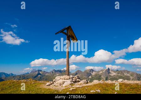 Croce sul campo presso il Rappensee, le Alpi Allgaeu, Allgaeu, Baviera, Germania Foto Stock