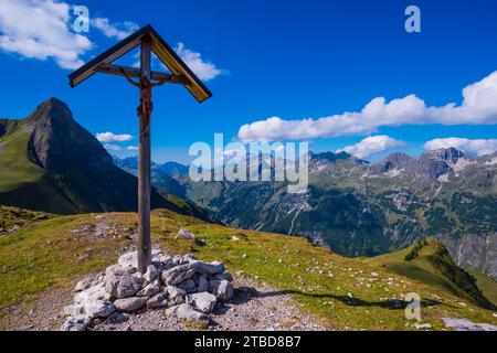 Incrocio a Rappensee, a sinistra dietro Kleiner Rappenkopf, 2276 m, Allgaeu Alps, Allgaeu, Bavaria, Germania Foto Stock