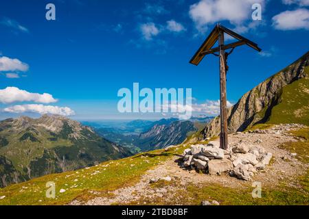 Attraversamento del campo al Rappensee, dietro di esso la Stillachtal fino a Oberstdorf, Allgaeu Alps, Allgaeu, Baviera, Germania Foto Stock