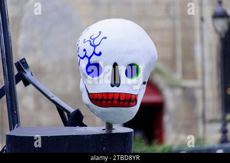 Sculture, figure, la Fontana di Stravinsky, conosciuta anche come la Fontana Tinguely, dettaglio, Centre Georges Pompidou, Parigi, Francia Foto Stock