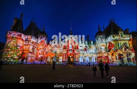 Waddesdon Manor Buckinghamshire, Regno Unito. 6 dicembre 2023. Una nuovissima proiezione di luce sulla facciata del Manor ispirata a tre racconti classici.Alice nel Paese delle meraviglie, il regno della Regina delle nevi e Peter Pan nel Neverland.fino al 1 gennaio 2024 credito: Paul Quezada-Neiman/Alamy Live News Foto Stock