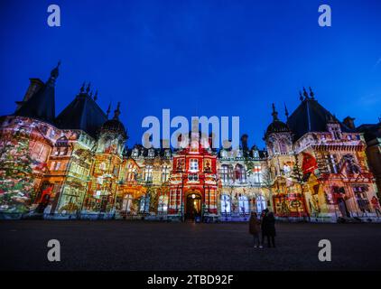 Waddesdon Manor Buckinghamshire, Regno Unito. 6 dicembre 2023. Una nuovissima proiezione di luce sulla facciata del Manor ispirata a tre racconti classici.Alice nel Paese delle meraviglie, il regno della Regina delle nevi e Peter Pan nel Neverland.fino al 1 gennaio 2024 credito: Paul Quezada-Neiman/Alamy Live News Foto Stock