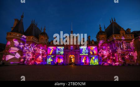 Waddesdon Manor Buckinghamshire, Regno Unito. 6 dicembre 2023. Una nuovissima proiezione di luce sulla facciata del Manor ispirata a tre racconti classici.Alice nel Paese delle meraviglie, il regno della Regina delle nevi e Peter Pan nel Neverland.fino al 1 gennaio 2024 credito: Paul Quezada-Neiman/Alamy Live News Foto Stock