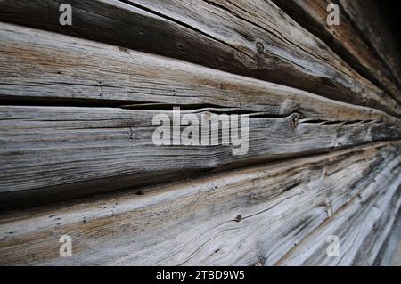 Vecchio muro di legno della cabina in legno con ritardi norvegesi Foto Stock