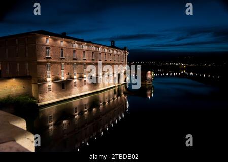 vues de nuit du quai de la daurade très animé, du pont-neuf, de l'hotel dieu saint-jacques par une belle et chaude soirée printanière Foto Stock