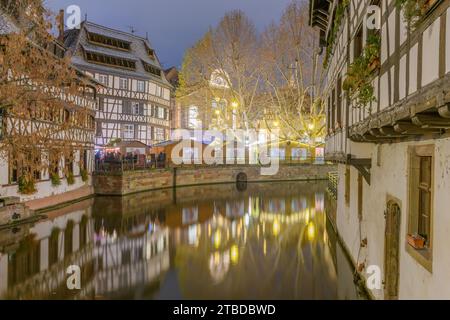 La Petite France nel periodo natalizio, un pittoresco quartiere del centro storico di Strasburgo. Patrimonio dell'umanità dell'UNESCO. BAS-Rhin, ALS Foto Stock