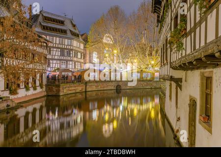 La Petite France nel periodo natalizio, un pittoresco quartiere del centro storico di Strasburgo. Patrimonio dell'umanità dell'UNESCO. BAS-Rhin, ALS Foto Stock