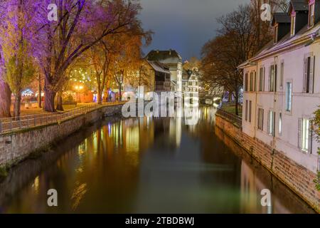 La Petite France nel periodo natalizio, un pittoresco quartiere del centro storico di Strasburgo. Patrimonio dell'umanità dell'UNESCO. BAS-Rhin, ALS Foto Stock