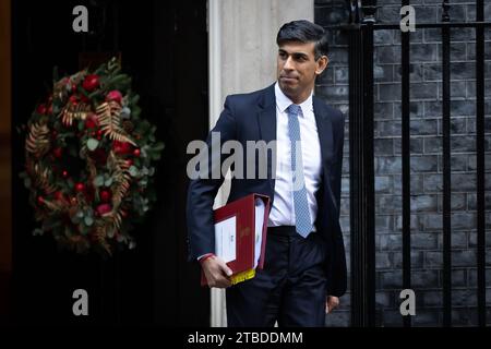 Londra, Regno Unito. 6 dicembre 2023. Il primo Ministro Rishi Sunak lascia 10 Downing Street per portare le domande del primo Ministro al Parlamento di Londra. Credito: SOPA Images Limited/Alamy Live News Foto Stock