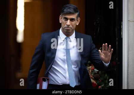 Londra, Regno Unito. 6 dicembre 2023. Il primo Ministro Rishi Sunak lascia 10 Downing Street per portare le domande del primo Ministro al Parlamento di Londra. Credito: SOPA Images Limited/Alamy Live News Foto Stock