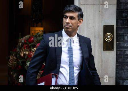 Londra, Regno Unito. 6 dicembre 2023. Il primo Ministro Rishi Sunak lascia 10 Downing Street per portare le domande del primo Ministro al Parlamento di Londra. Credito: SOPA Images Limited/Alamy Live News Foto Stock