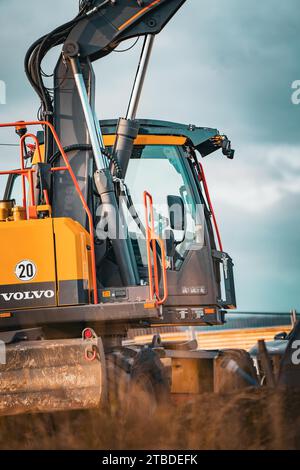 Escavatore cingolato Volvo giallo in cantiere Foto Stock