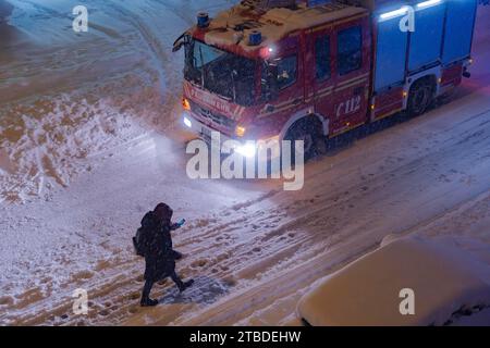 Nevicate intense, vigili del fuoco in azione, Monaco Foto Stock