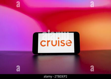 In questa immagine, sullo schermo di un telefono cellulare viene visualizzato il logo Cruise LLC. Foto Stock