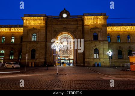 Stazione centrale di Magdeburgo, decorata per Natale con le luci delle fate, Magdeburgo, Sassonia-Anhalt, Germania Foto Stock