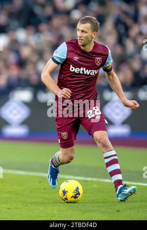 Londra, Regno Unito. 3 dicembre 2023. Thomas Soucek del West Ham United durante la partita di Premier League tra il West Ham United e il Crystal Palace al London Stadium, Queen Elizabeth Olympic Park, Londra, Inghilterra il 3 dicembre 2023. Foto di Phil Hutchinson. Solo per uso editoriale, licenza necessaria per uso commerciale. Nessun utilizzo in scommesse, giochi o pubblicazioni di un singolo club/campionato/giocatore. Credito: UK Sports Pics Ltd/Alamy Live News Foto Stock