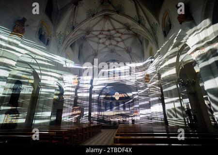 Durante le prove per l'installazione audiovisiva Les Monuments vivants, la Basilica di San Castore a Coblenza brilla nel bagliore delle luci Foto Stock