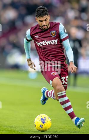 Londra, Regno Unito. 3 dicembre 2023. Emerson Palmieri del West Ham United durante la partita di Premier League tra il West Ham United e il Crystal Palace al London Stadium, Queen Elizabeth Olympic Park, Londra, Inghilterra il 3 dicembre 2023. Foto di Phil Hutchinson. Solo per uso editoriale, licenza necessaria per uso commerciale. Nessun utilizzo in scommesse, giochi o pubblicazioni di un singolo club/campionato/giocatore. Credito: UK Sports Pics Ltd/Alamy Live News Foto Stock