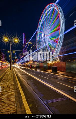 Princes Street a Natale. Canon EOS R5, Canon RF 24-70mm F2.8L È USM a 24mm, ISO 100, 20s a f/22. Dic Foto Stock