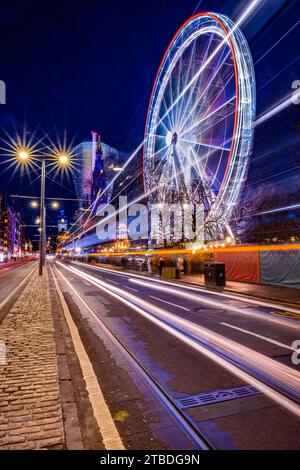 Princes Street a Natale. Canon EOS R5, Canon RF 24-70mm F2.8L È USM a 24mm, ISO 100, 30s a f/22. Dic Foto Stock