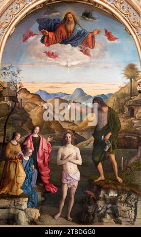 VICENZA, ITALIA - 7 NOVEMBRE 2023: Il dipinto rinascimentale del Battesimo di Gesù nel chruch Chiesa di Santa Corona di Giovanni Bellini (1501 - 1502) Foto Stock