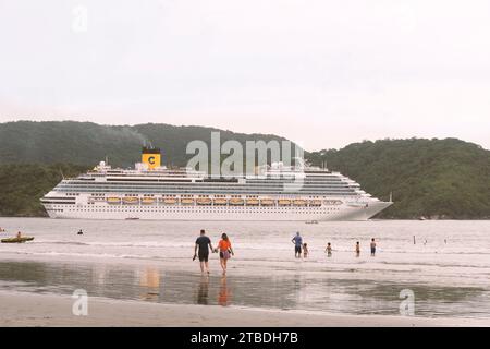 Santos, Brasile. Nave da crociera MSC Costa Favolosa con partenza dal porto di Santos. Foto Stock