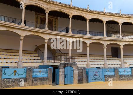 in una giornata di sole con vista frontale del cielo blu del cancello della corrida di ronda, malaga, spagna 11-30-2023 Foto Stock