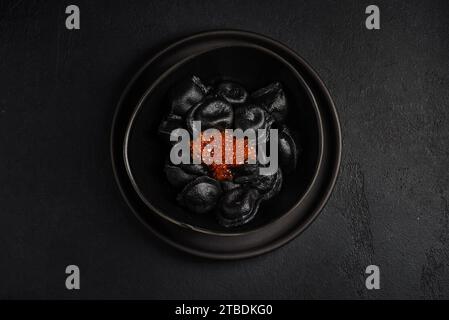 gnocchi neri con caviale rosso. Foto di alta qualità Foto Stock
